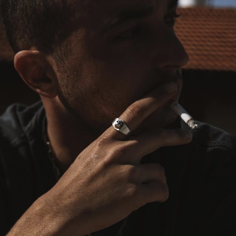 ⁦טבעת משושה חצי גולגולת לגבר⁩ – תמונה ⁦3⁩