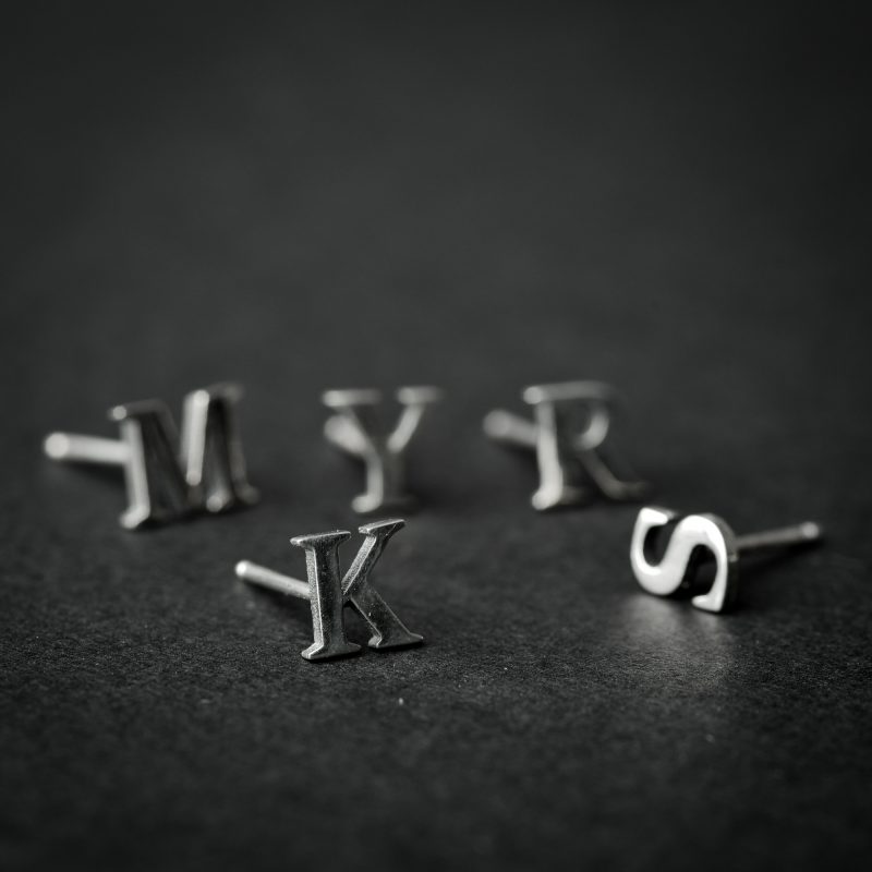 ⁦עגיל אות קטנה⁩ – תמונה ⁦6⁩
