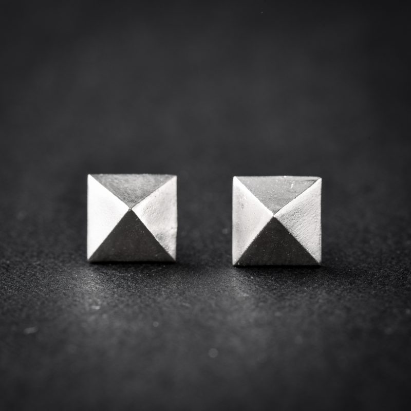 ⁦עגיל פירמידה קטן⁩ – תמונה ⁦2⁩