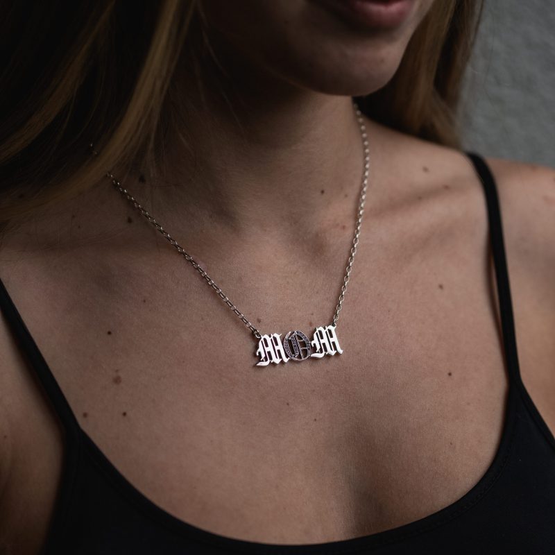 ⁦שרשרת MOM אות משובצת⁩ – תמונה ⁦3⁩