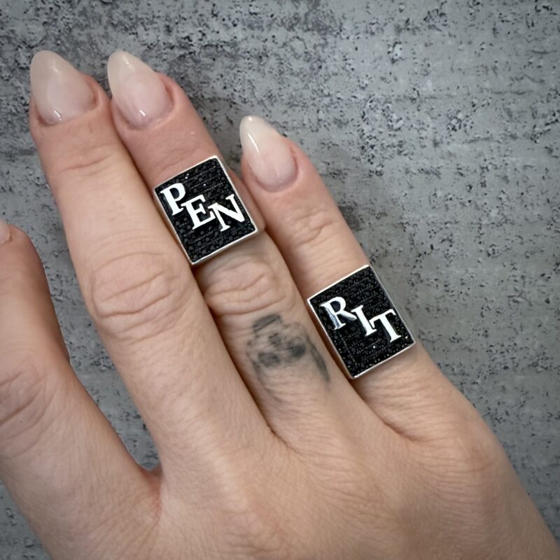 ⁦טבעת מלבן שלוש אותיות משובצת⁩ – תמונה ⁦2⁩